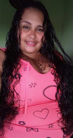 Bbw morena de cabelos longos cacheados e peituda