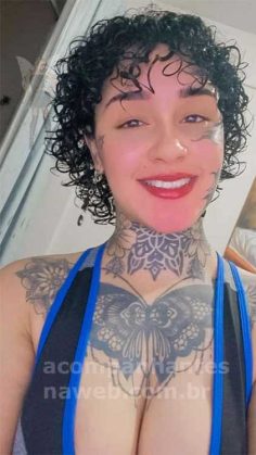 Oriental toda tatuada